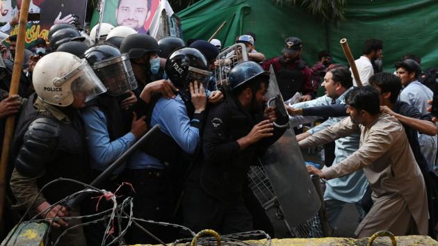 Pakistan, l'arresto di Imram Khan scatena le violenze: milioni i manifestanti in strada. Esercito: "Rischio guerra civile"