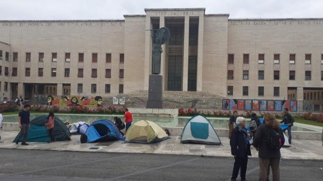Caro Affitti, studenti in tenda a Roma davanti al Ministero dell'Università e della Ricerca: "Una follia 500 euro per una stanza"