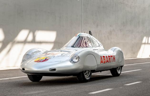 FuoriConcorso celebra l'aerodinamica delle auto al mondo più iconiche sul lago di Como