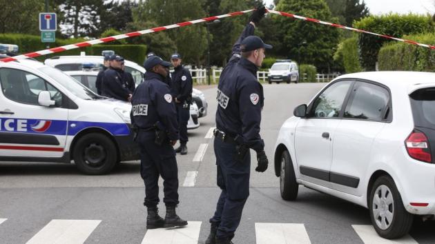 Parigi, bimba di 5 anni uccisa dal padre: l'uomo si è poi gettato dal balcone. Sopravvissuto, è stato arrestato