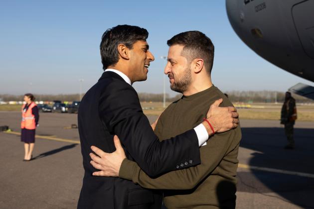Zelensky a Londra, oggi il presidente ucraino incontra il primo ministro Sunak. Sul tavolo, l'invio di "centinaia di droni"