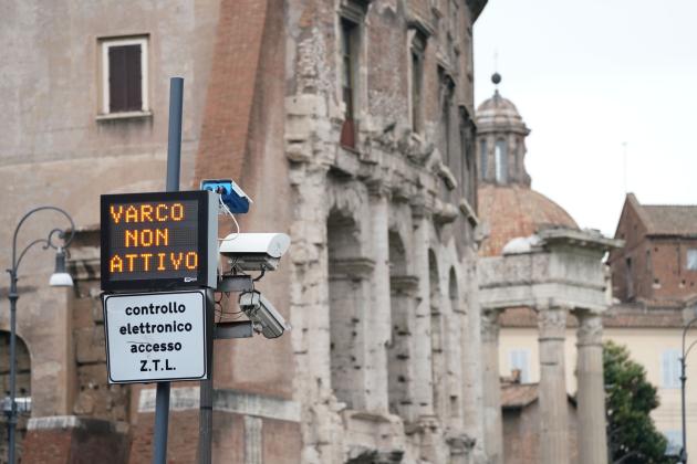 Ztl Fascia Verde di Roma, arrivano le modifiche al provvedimento dopo le proteste. Gualtieri: "Nuova delibera non deve essere un colpo sulle persone"