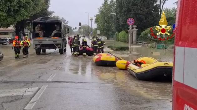 Maltempo Emilia-Romagna, esondazioni ed evacuazioni tra Faenza, Cesena e Forlì: 2 morti e diversi dispersi
