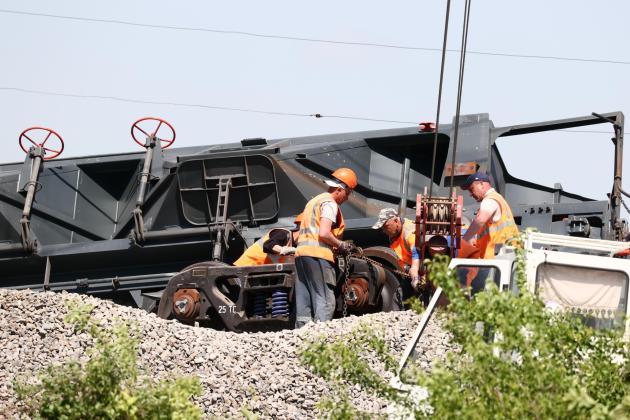 Treno deraglia in Crimea dopo esplosione, per Mosca è attentato. Kiev: "Normale questi binari fuori servizio per un po'"