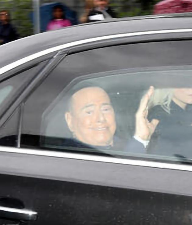 Silvio Berlusconi, dimissioni dall'ospedale San Raffaele in queste ore. Folla di giornalisti e sostenitori attende l'uscita del Cavaliere