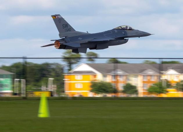 F 16 all'aviazione ucraina: a passo di corsa verso il baratro