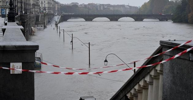 Il Po sommerge i Murazzi a Torino, in 24 ore il fiume si alza di oltre 4 metri. Allarme della Coldiretti: “Rischio esondazioni"