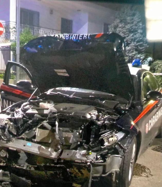 Modugno, Gazzella dei Carabinieri speronata durante la fuga: feriti due militari, è caccia ai ladri