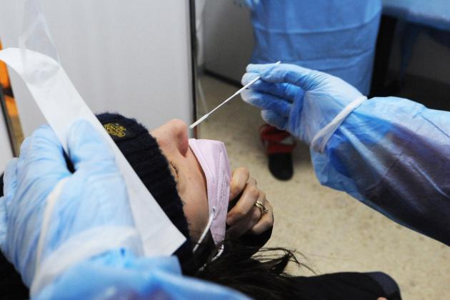 Milano, negano il test Covid al figlio di 4 anni in fin di vita necessario per trasferirlo in un altro ospedale: genitori accusati di tentato omicidio