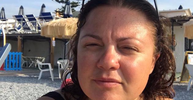 Elisabetta Condò, la prof accoltellata ad Abbiategrasso ha ricevuto 6 fendenti. Il marito: “Non riesce ancora a parlare. Quello studente si è rovinato la vita”