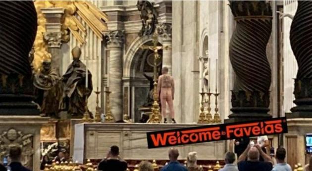 Vaticano, uomo nudo sull’altare di San Pietro per protesta contro la guerra in Ucraina: “Salvate i bimbi ucraini”