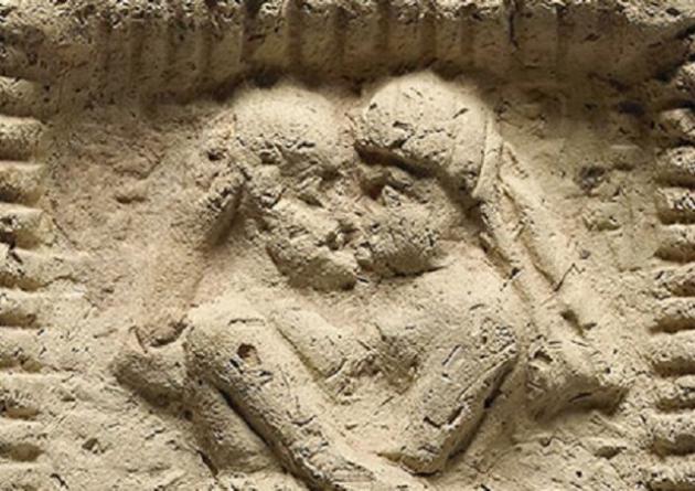 Il primo bacio della storia fu scambiato in Mesopotamia 4.500 anni fa. La scoperta grazie alle tavolette d’argilla