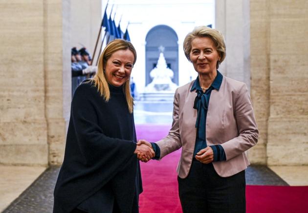 Meloni a Tunisi: “Grata alla Commissione europea, pronta a tornare qui con von der Leyen”. Suggellato l’amore con l’Ue