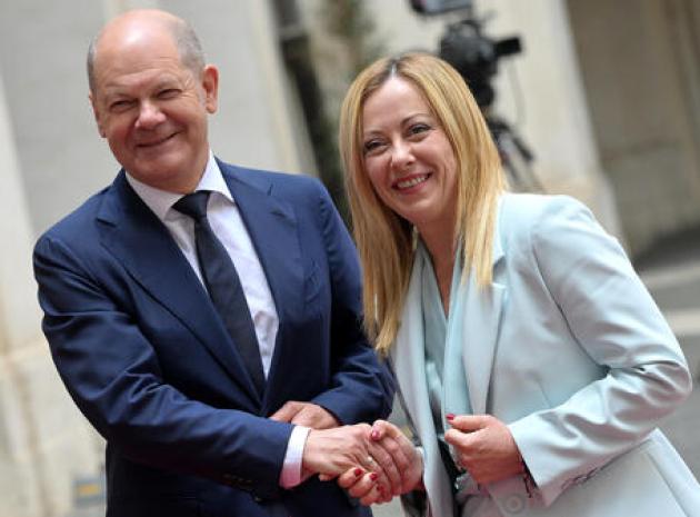 Migranti, Meloni incontra Scholz e prepara il viaggio in Tunisia con von der Leyen e Rutte. Da euro-scettica a “euro-premier”