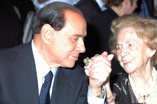 Silvio Berlusconi e il racconto di mamma Rosa Bossi, morta nel 2008: “Una volta mi disse, sappi che ho avuto una vita meravigliosa. A me questo basta e avanza”