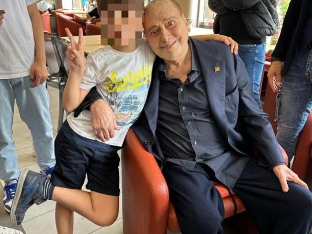 Berlusconi, le ultime foto con un piccolo fan durante una passeggiata nella sua Milano 2