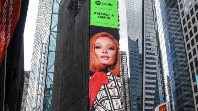 Raffaella Carrà celebrata nel cuore di New York
