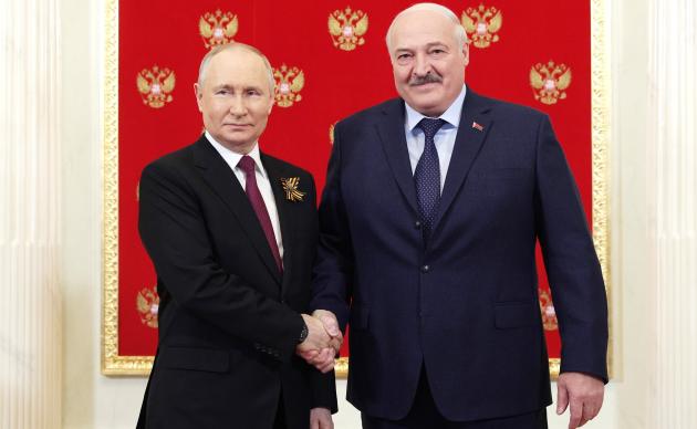 Rivolta della Wagner in Russia, Lukashenko ferma l'avanzata di Prigozhin: chi ha pagato i mercenari?