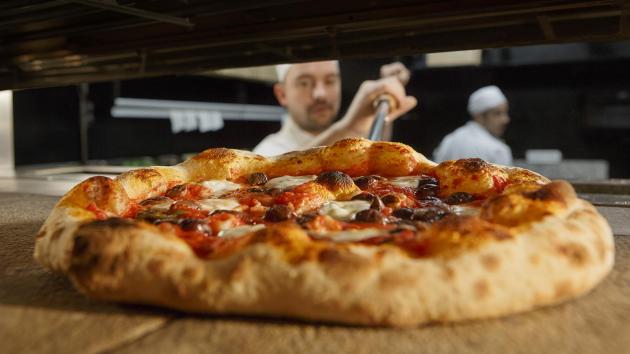 New York, pizzerie con forni a legna a rischio abolizione per il troppo inquinamento, Musk: "Una stupidaggine che non aiuterà il clima"