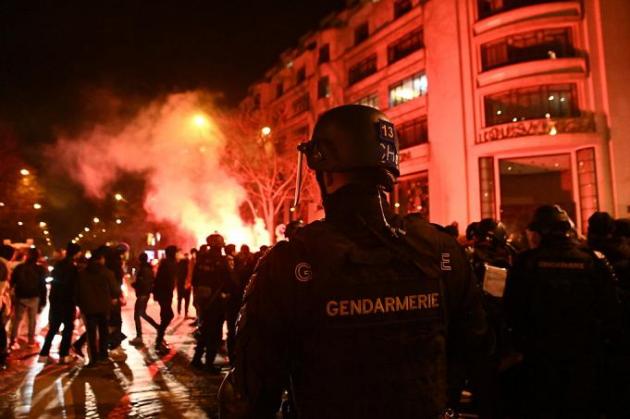 Francia, scontri in tutto il Paese dopo l'uccisione di Nahel: banlieue di Parigi fuori controllo. 700 arresti, evacuato il porto di Marsiglia