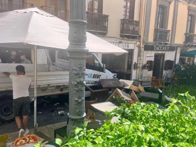 Cagliari, furgone senza conducente si schianta contro i tavolini di un bar nel centro città: 15 feriti