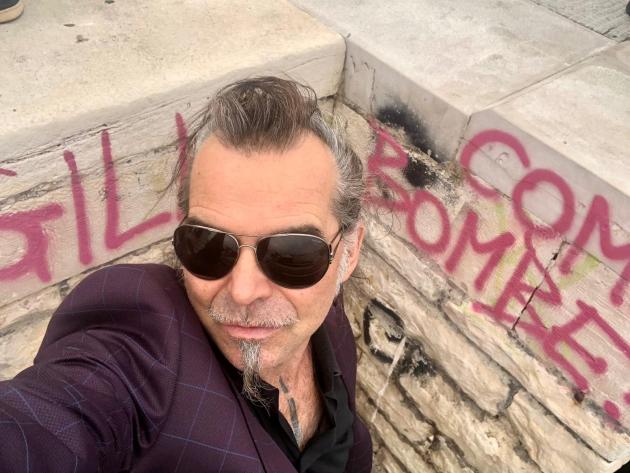 Piero Pelù rinvia il tour per motivi di salute: "Shock acustico", il web: "Quelli che sbandieravano il vaccino Covid cadono come birilli"