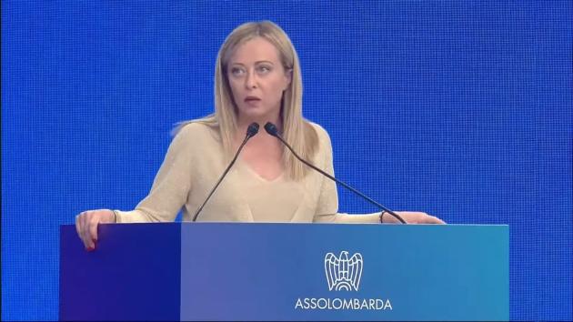 Meloni ad Assolombarda, il premier loda l'industria per il +1,2% dell'economia: "In Italia crescita superiore alla media europea, Paese più affidabile di Francia e Germania"