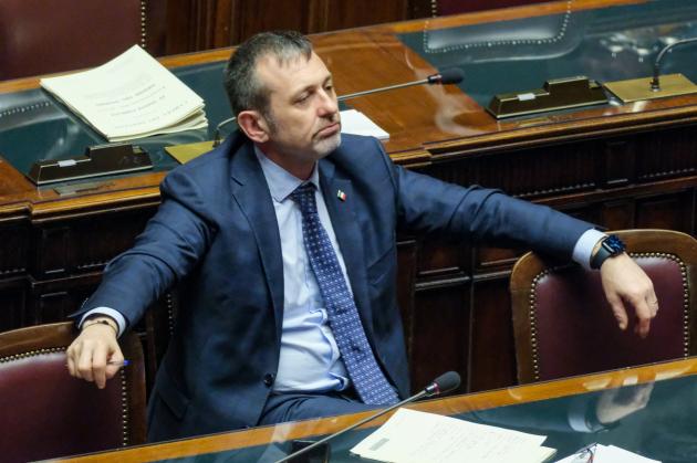 Caso Cospito, imputazione coatta per il sottosegretario Delmastro, l’accusa: “Forniti a Giovanni Donzelli documenti secretati”. Lui: “Nessuna violazione, sono fiducioso” 