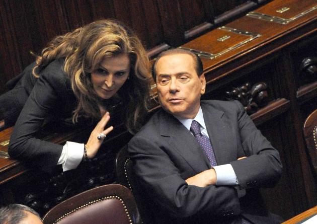 Santanchè, avviso di garanzia a mezzo stampa come Berlusconi a Napoli nel 1994: si riapre lo scontro politica-magistratura