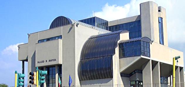 Torre Annunziata, abusi sessuali su allieva 12enne: “costretta a rapporti orali”, arrestato maestro di musica, aveva già precedenti analoghi con un’altra minore