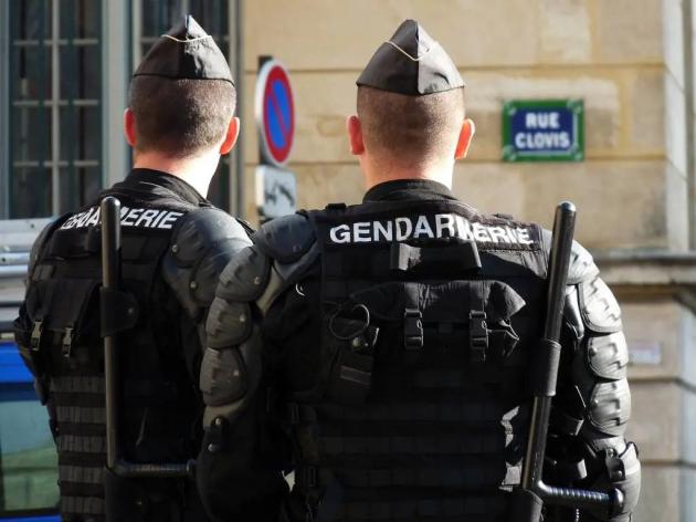 Francia, proposta di legge per il controllo della popolazione: permettere alla polizia di attivare da remoto videocamere, microfoni e gps dei cellulari privati