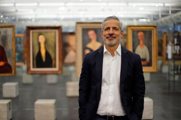 Biennale di Venezia, il curatore brasiliano Adriano Pedrosa: “Il fulcro sarà un artista queer”. La mostra del cinema si tinge di arcobaleno
