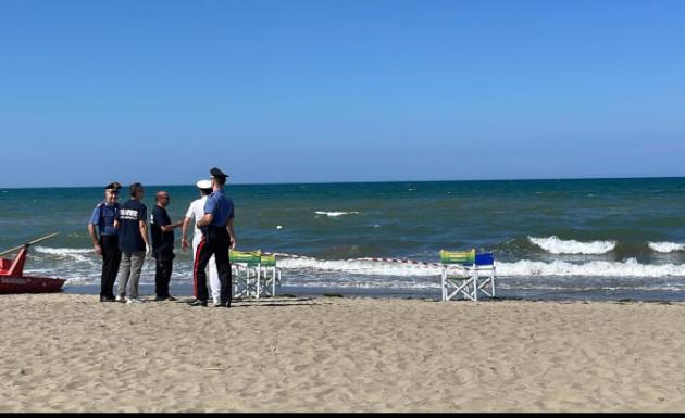 Bimbo di 6 anni morto a Margherita di Savoia mentre faceva i castelli di sabbia, l’autopsia: “malore improvviso fatale”