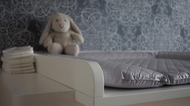 Enna, bimbo di 6 mesi morto dopo caduta dal fasciatoio: inutile la corsa in ospedale, grave ematoma cerebrale