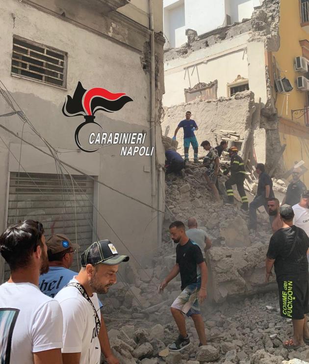 Torre del Greco, crolla palazzina di tre piani: 3 persone vive estratte dalle macerie; Meloni: "Seguo con apprensione la vicenda"