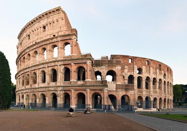 Sempre più sfregi al Colosseo 