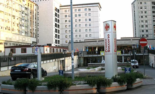 Padova, sesso in ospedale con il marito ricoverato davanti ai pazienti: 40enne entra in reparto travestita da medico