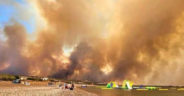 Incendi in Grecia, a Corfù 2500 evacuati, il sindaco: "Gesto doloso"; Rodi, 30mila portati via in barca dalle spiagge e 230 ettari in fumo