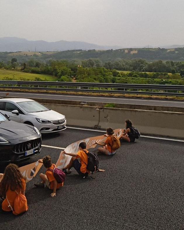 Ultima Generazione, gli attivisti bloccano l'autostrada 'A1: disagi e malumori, interviene la polizia