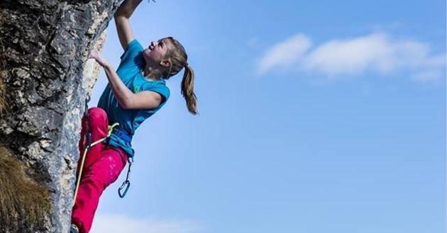 Elisabeth Lardschneider, morta la climber azzurra 20enne sull'Hymalaya dopo caduta da 150 metri 