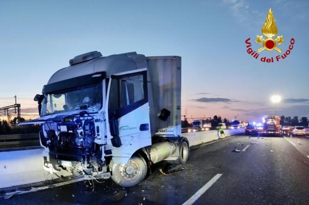 Incidente su A1 tra Piacenza e Fidenza, tir urta un cantiere e invade carreggiata opposta: 1 ferito e traffico in tilt