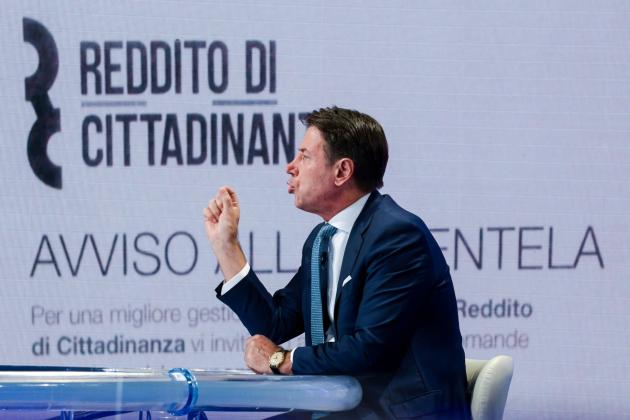 Napoli, addio al reddito di cittadinanza, un sms a 169mila famiglie: “stop da agosto”, prese d’assalto le sedi Inps