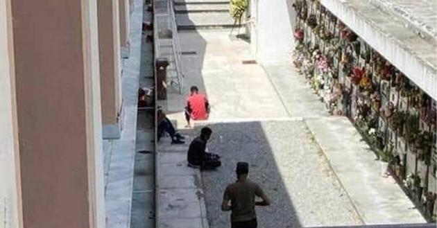 Ventimiglia, migranti al cimitero come in hotel: docce nel campo Santo e pisolini in camera mortuaria, il sindaco assume vigilanti