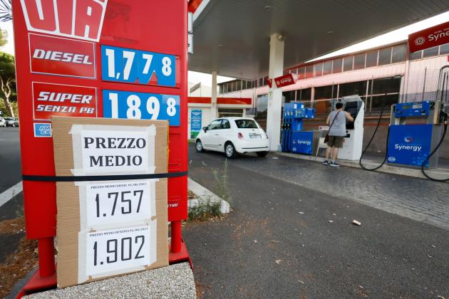 Il prezzo della benzina continua ad aumentare, nonostante i cartelli anti-speculazione voluti dal Governo
