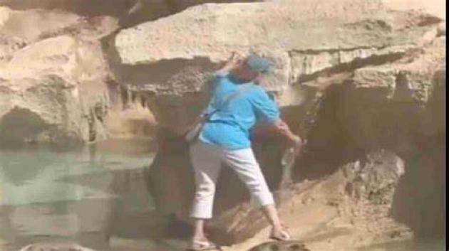 Turista nella fontana di Trevi