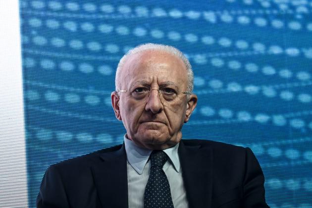 Smart card vaccini Covid, De Luca e 5 funzionari dell’Unità di crisi campana indagati: danno da 3,7 mln €