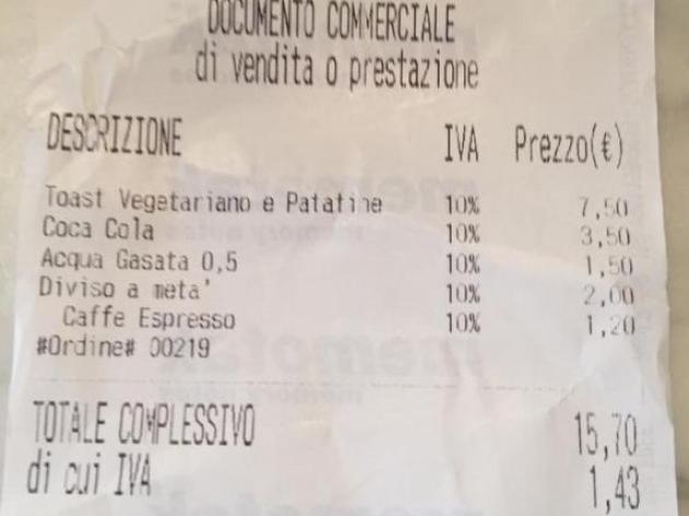 Gela Lario, toast tagliato a metà costa 2 euro in più, scontrino virale, il titolare: “Richieste si pagano”
