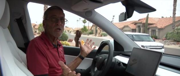 Arizona, Tesla con batteria scarica, 73enne intrappolato al caldo estremo: “Porte bloccate”