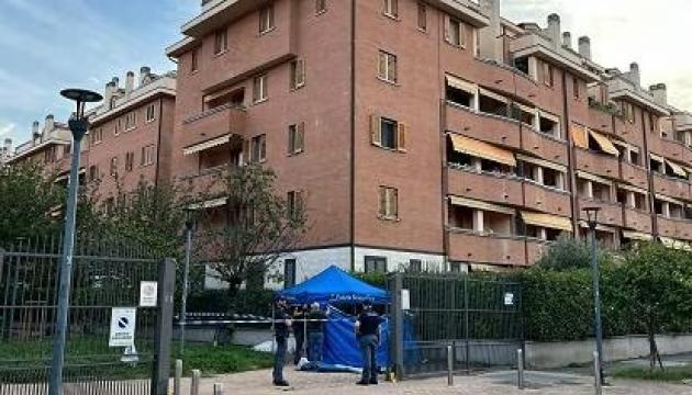 Omicidio-suicidio a Milano, 53enne accoltella la madre di 86 anni alla gola e si getta dal 4° piano di via Palanzone 16