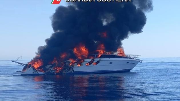 Livorno, barca di 13 metri in fiamme affonda al largo della Gorgona, salvi in scialuppa i 9 passeggeri 